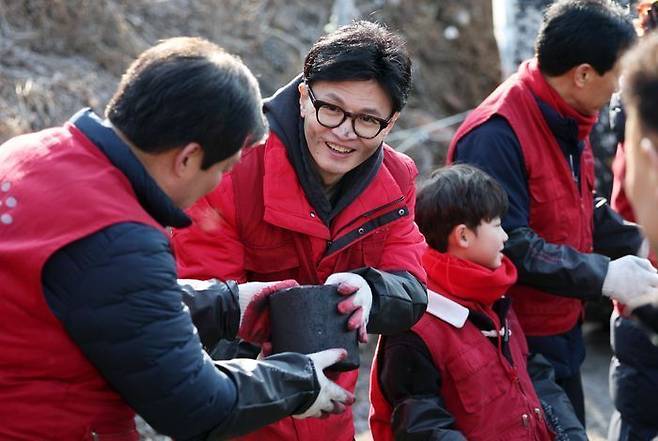 한동훈 국민의힘 비상대책위원장이 8일 서울 노원구 중계동 백사마을에서 사랑의 연탄 나눔 봉사활동을 하고 있다. ⓒ뉴시스