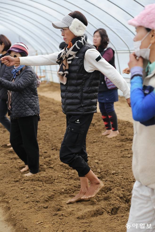 박은경 씨가 경기도 고양시 행주내동 한 비닐하우스에서 국민체조를 함께 하고 있다. 고양=양종구 기자 yjongk@donga.com