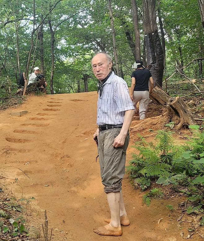 이강일 이사장이 인천 연수구 청량산에 올라 맨발로 황톳길을 걷고 있다. 맨발걷기국민운동분부 인천연수구지회 제공.