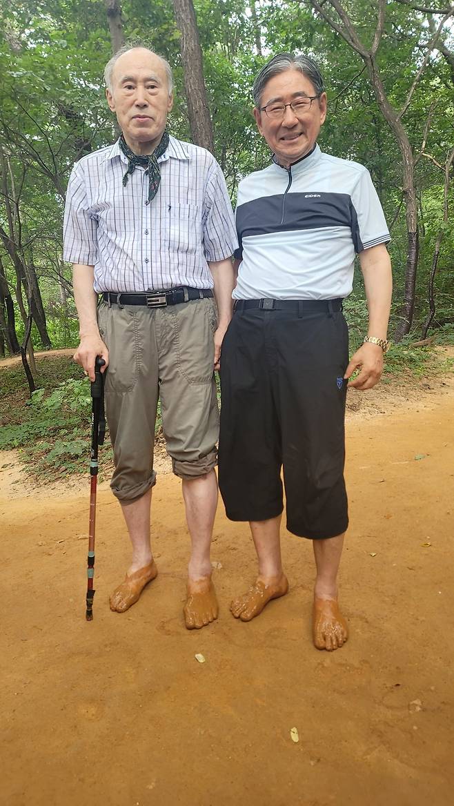 이강일 이사장(왼쪽)과 박동창 맨발걷기국민운동본부 회장이 인천 연수구 청량산에서 맨발로 포즈를 취했다. 맨발걷기국민운동분부 인천연수구지회 제공.