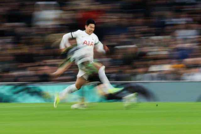 손흥민이 11일(한국시간) 영국 런던의 토트넘 홋스퍼 스타디움에서 열린 2023~24시즌 잉글랜드 프리미어리그(EPL) 토트넘과 브라이턴의 24라운드에서 빠르게 상대 진영을 돌파하고 있다. 손흥민은 1-1로 팽팽하던 후반 브레넌 존슨의 역전골을 도우며 2-1 팀 승리에 기여했다. AP 연합뉴스