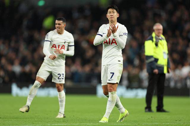 손흥민이 11일(한국시간) 영국 런던의 토트넘 홋스퍼 스타디움에서 열린 2023~24시즌 잉글랜드 프리미어리그(EPL) 토트넘과 브라이턴의 24라운드에서 팀의 2-1 승리를 이끈 뒤 관중들에게 박수를 보내고 있다. AP 연합뉴스