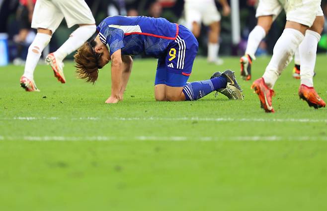 <yonhap photo-4329=""> 이란에 무릎 꿇은 일본 (알라이얀=연합뉴스) 김도훈 기자 = 3일(현지시간) 카타르 알라이얀 에듀케이션 시티 스타디움 열린 2023 아시아축구연맹(AFC) 아시안컵 8강전 이란과 일본의 경기. 일본 우에다 아야세가 이란 쇼자 칼리자데흐의 깊은 태클에 걸려 넘어진 뒤 고통스러워하고 있다. 2024.2.3 superdoo82@yna.co.kr/2024-02-03 23:57:22/ <저작권자 ⓒ 1980-2024 ㈜연합뉴스. 무단 전재 재배포 금지, AI 학습 및 활용 금지></yonhap>