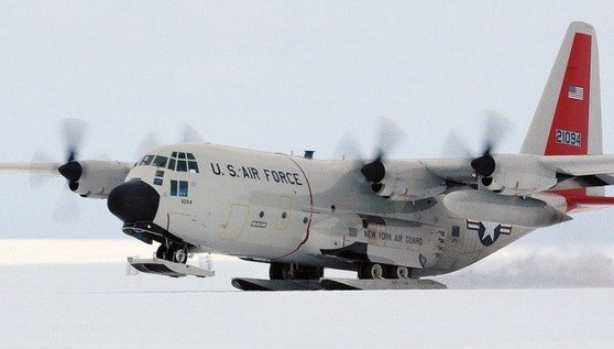 LC-130. 극지에서 이착륙하기 위해 스키가 달렸다. 록히드마틴
