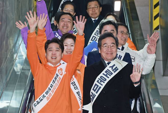 이낙연·이준석 개혁신당 공동대표가 지난 9일 오전 서울 용산역에서 설 귀성인사를 하고 있다. / 사진=연합뉴스