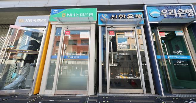 서울 시내 시중은행 ATM 기기를 이용하는 시민들의 모습./사진=뉴스1