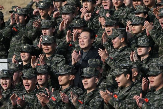 윤석열 대통령이 설 명절인 10일 경기 김포시 해병 2사단 청룡부대를 방문해 장병들과 기념촬영을 한 뒤 박수치고 있다.   대통령실 제공