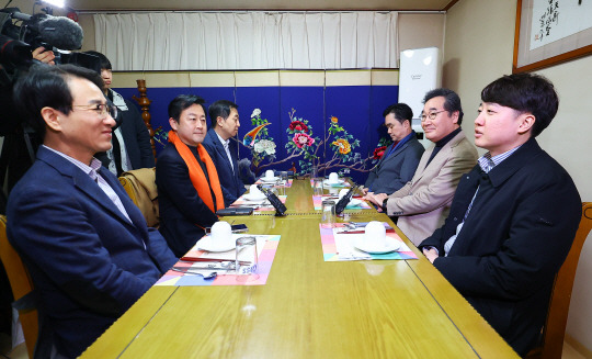 이낙연, 이준석 개혁신당 공동대표를 비롯한 임시지도부가 11일 오후 서울 종로구의 한식당에서 1차 개혁신당 임시 지도부 회의에 앞서 이야기 나누고 있다. 뉴시스