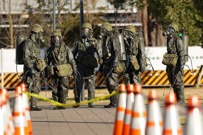 일본 도쿄에서 방호장구를 착용한 일본 자위대원들이 시민 보호 훈련에 참가하고 있다. [AFP]