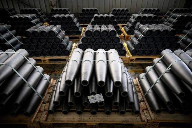 155㎜ 포탄을 만들기 위해 제작된 구조물들이 한데 쌓여있다. AFP 연합뉴스