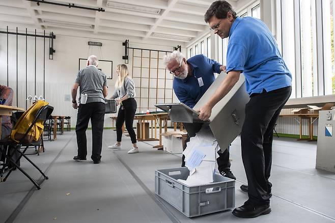 2019년 10월20일 스위스 취리히의 한 투표소에서 자원봉사자들이 투표함을 쏟고 있다.ⓒAP Photo