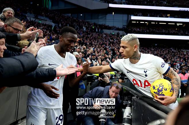 ▲ 토트넘은 11일(한국시간) 영국 런던 토트넘 홋스퍼 스타디움에서 열린 2023-24시즌 잉글랜드 프리미어리그 24라운드 브라이튼 앤 호브 알비온와 경기에서 2-1 역전승을 거뒀다.
