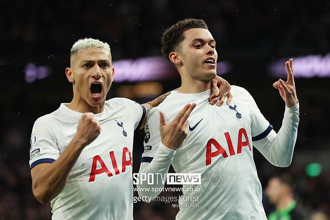 ▲ 토트넘은 11일(한국시간) 영국 런던 토트넘 홋스퍼 스타디움에서 열린 2023-24시즌 잉글랜드 프리미어리그 24라운드 브라이튼 앤 호브 알비온와 경기에서 2-1 역전승을 거뒀다.