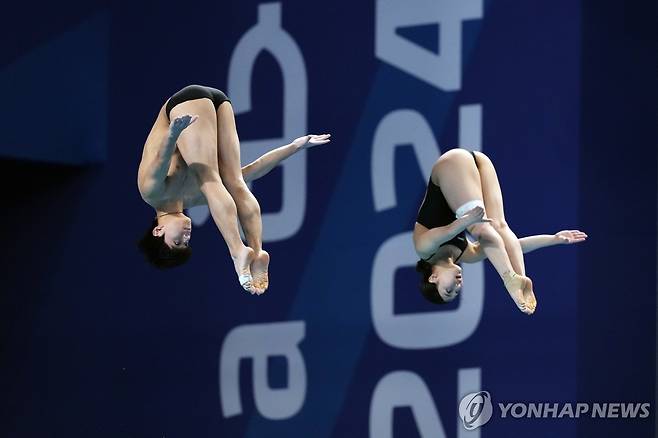 김수지-이재경의 혼성 싱크로 연기 (도하 AP=연합뉴스) 김수지(오른쪽)와 이재경이 10일 카타르 도하 하마드 아쿠아틱센터에서 열린 2024 세계선수권 다이빙 혼성 싱크로 3ｍ 스프링보드 결승에서 연기를 펼치고 있다.