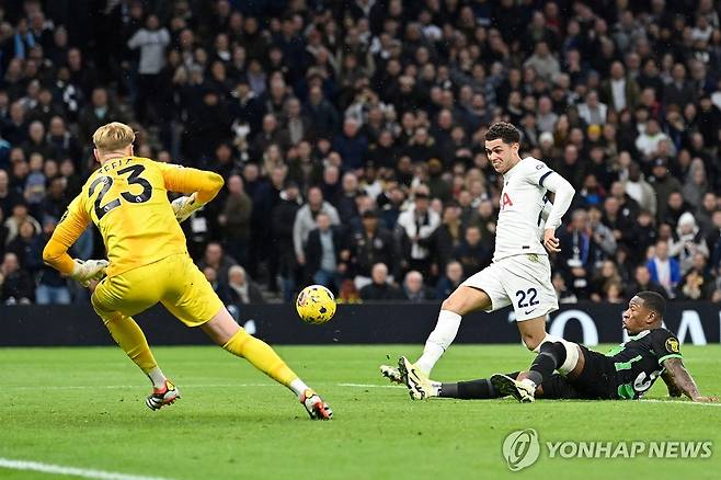 손흥민의 도움을 받은 브레넌 존슨의 역전 결승골 장면 [AFP=연합뉴스]