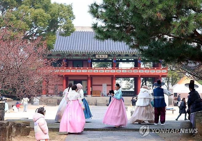 한복 입고 제주목 관아 나들이 (제주=연합뉴스) 전지혜 기자 = 설 연휴인 11일 제주목관아에서 한복을 입은 관광객 등이 나들이하고 있다.
    제주도 세계유산본부는 설 연휴를 맞아 9∼12일 제주목관아를 무료 개방한다. 2024.2.11 atoz@yna.co.kr