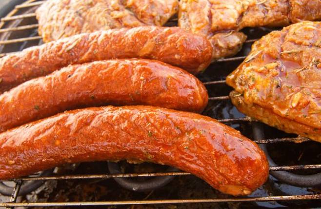 포화지방이 많은 고기 비계, 가공육을 많이 먹으면 내장지방이 쌓일 수 있다. [사진 = 게티이미지뱅크]