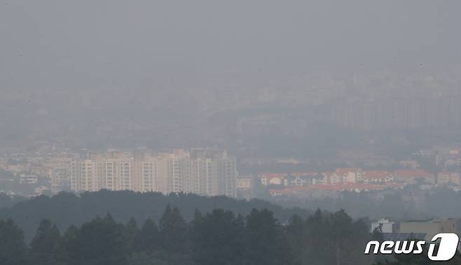 제주시 아라동에서 바라본 제주 도심이 희뿌옇게 보이고 있다.. /뉴스1 ⓒ News1 오현지 기자