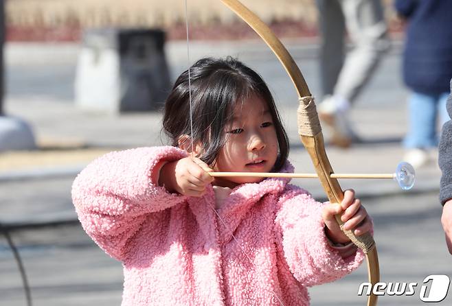 설 연휴 마지막 날인 12일 국립광주박물관에서 전통문화 체험행사가 열려 한 아이가 활쏘기 체험을 하고있다. 2024.2.12/뉴스1 ⓒ News1 김태성 기자