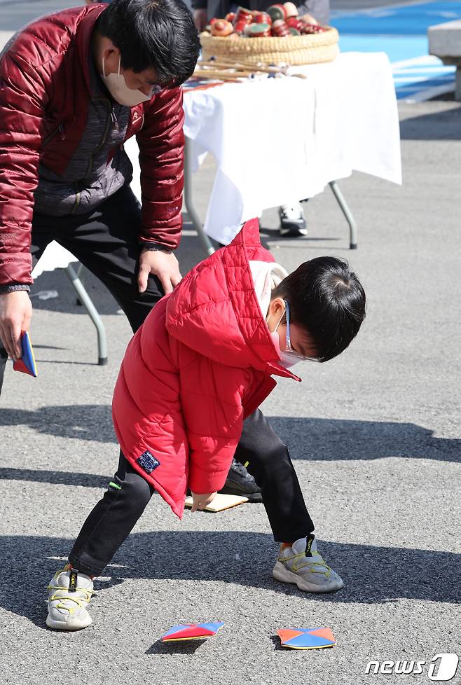 설 연휴 마지막 날인 12일 국립광주박물관에서 전통문화 체험행사가 열려 한 아이가 딱지치기를 하고있다. 2024.2.12/뉴스1 ⓒ News1 김태성 기자