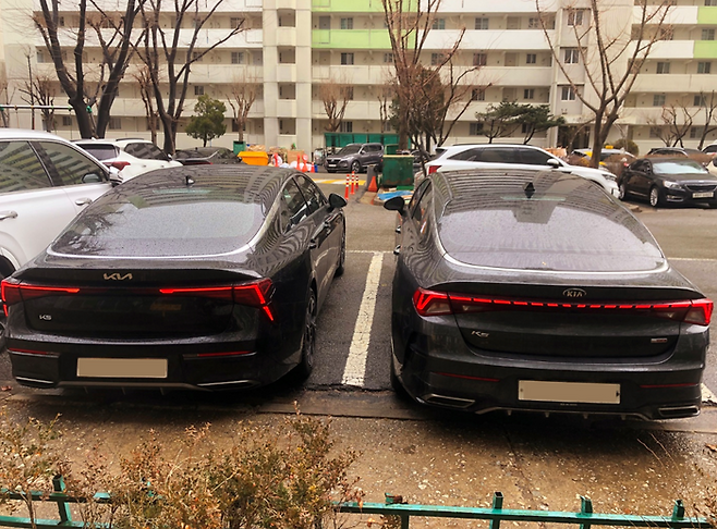 구형 K5(오른쪽)과 페이스리프트 모델인 더 뉴 K5. ⓒ데일리안 박영국 기자