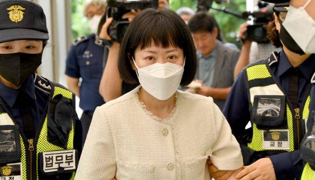 아버지를 살해한 혐의로 무기징역을 선고받은 김신혜씨가 지난해 5월 24일 전남 해남군 광주지법 해남지원에서 재심 공판준비기일 출석을 위해 형사법정으로 향하고 있다. 뉴시스