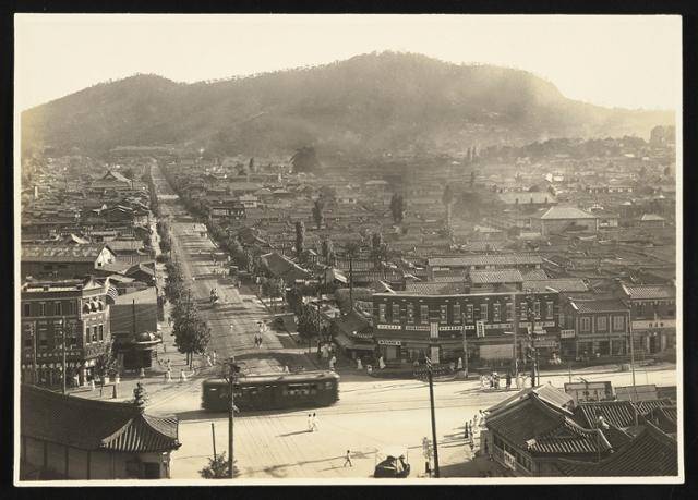 서울 종로 3가에서 바라본 남산 일대 시가지 전경(일제강점기). 무라카미 덴코 촬영. 서울시 제공