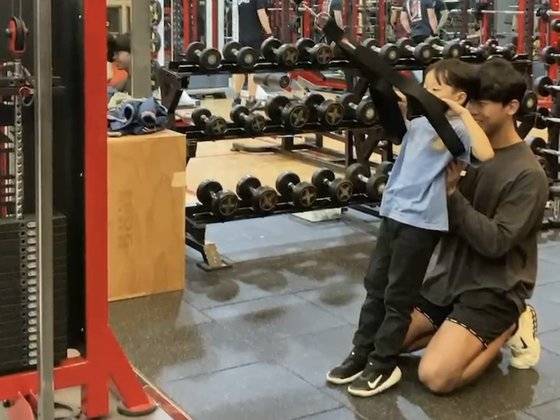 인천 영종도 토크짐에서 오혁군과 박상훈 트레이너가 수업하는 모습. 사진 독자제공