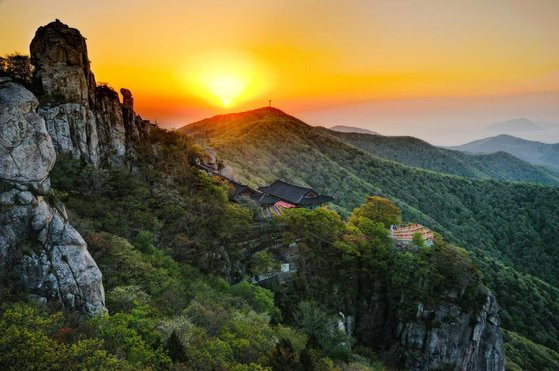 경남 남해군 상주면에 있는 금산(錦山). 사진 남해군