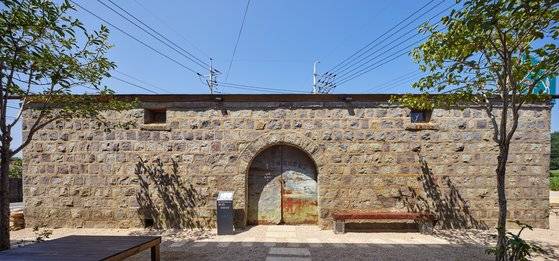 경남 남해군 삼동면 시문마을 입구에 있는 돌창고. 2016년 개관 전시를 시작으로 창고에서 문화 전시 공간으로 거듭났다. 사진 노경 작가