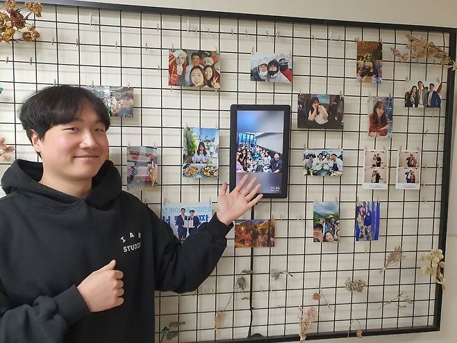 선찬혁 매니저가 회사 행사 사진들을 보여주고 있다. 윤현주 기자