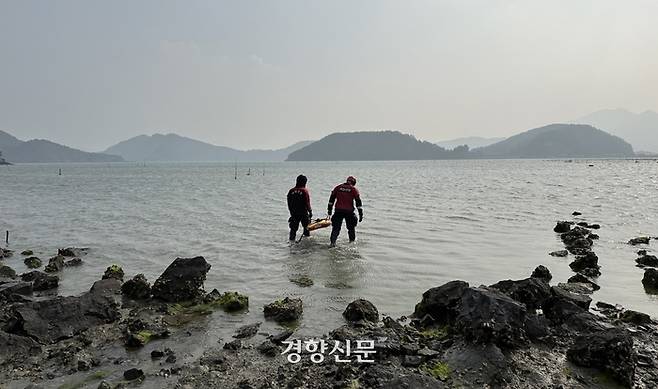 해경 구조대원들이 지난 11일 전남 고흥군의 한 갯벌에서 실종자를 찾기위해 수색을 진행하고 있다. 여수해경 제공.