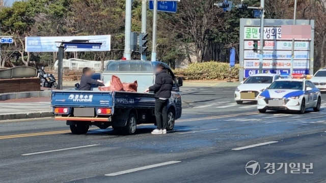 12일 오전11시29분께 인천 남동구 시청역사거리에서 3중 추돌 사고가 발생해 남동구 관계자 등이 사고 잔해물을 처리하고 있다. 김샛별기자