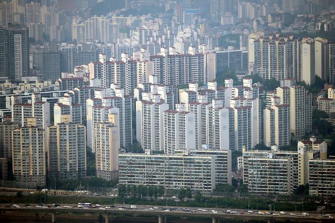 국토부가 오는 13일부터 차세대 부동산거래관리시스템을 운영한다. 사진은 서울시내 한 아파트 밀집 지역. /사진=뉴시스