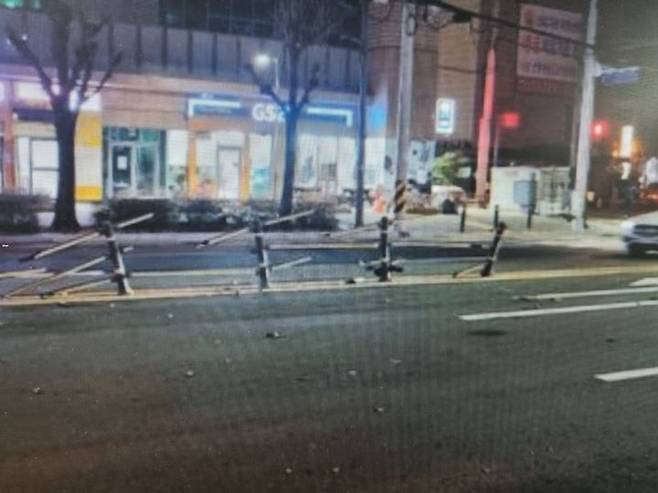 [진주=뉴시스]진주시 강남동 중앙분리대 사고 현장.(사진=독자제공).2024.02.12.photo@newsis.com *재판매 및 DB 금지