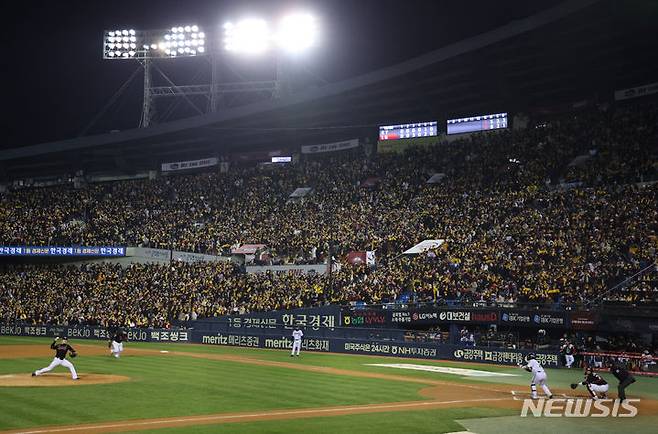 [서울=뉴시스] 김금보 기자 = 13일 서울 송파구 잠실야구장에서 '2023 신한은행 쏠 KBO 한국시리즈(KS)' 5차전 kt 위즈와 LG 트윈스의 경기가 진행되고 있다. 2023.11.13. kgb@newsis.com