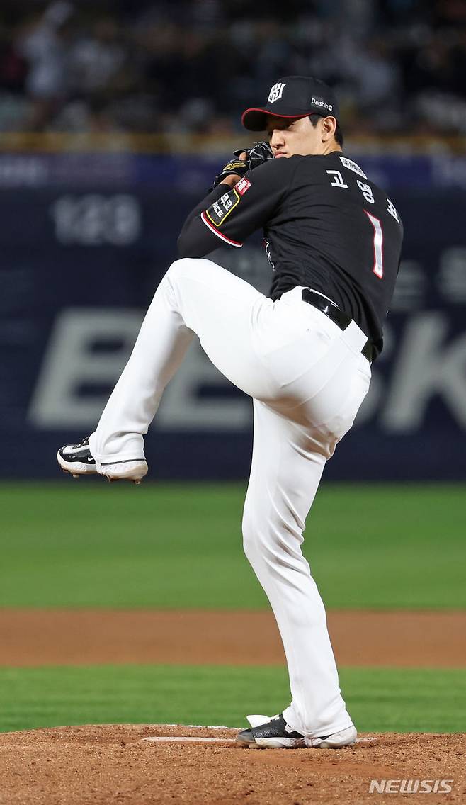 [창원=뉴시스] 김금보 기자 = 2일 오후 경남 창원NC파크에서 열린 2023 KBO 플레이오프 kt 위즈 대 NC 다이노스의 3차전 경기, 1회말 KT 선발 고영표가 투구 하고 있다. 2023.11.02. kgb@newsis.com