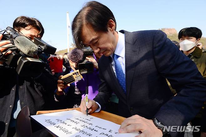 [김해=뉴시스] 차용현 기자 = 조국 전 장관이 12일 오후 경남 김해시 봉하마을 고 노무현 전 대통령 묘역을 찾아 참배한 후 방명록을 남기고 있다. 2024.02.12. con@newsis.com