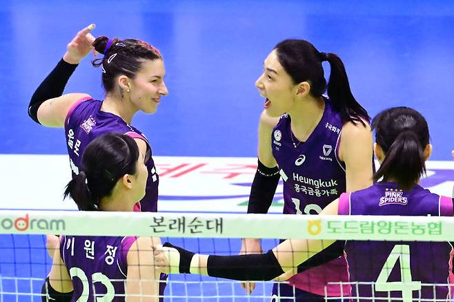 프로배구 여자부 윌로우(왼쪽), 김연경. (사진=KOVO 제공) *재판매 및 DB 금지