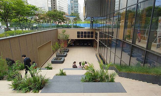 상점이 있는 지하로 연결되는 선큰 가든.