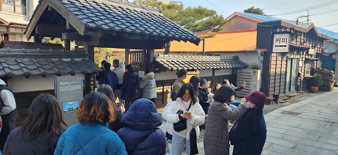 설 연휴 기간 구룡포 일본인 가옥거리에 관광객들이 붐비고 있다. 
