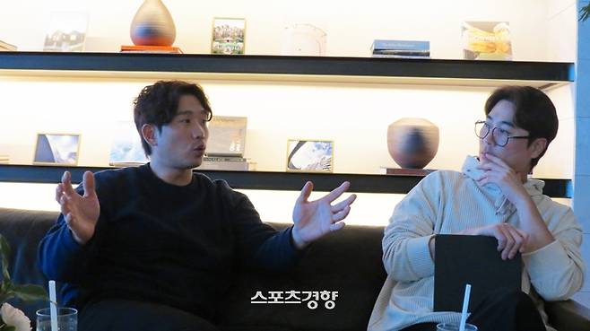 KT 박경수(왼쪽)가 스포츠경향과 인터뷰 중 이야기하고 있다. 기장 | 김은진 기자