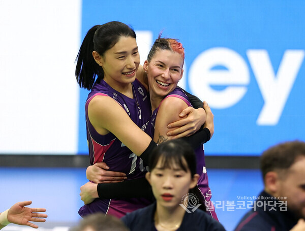 흥국생명 승리, 기뻐하는 김연경-윌로우 존슨.