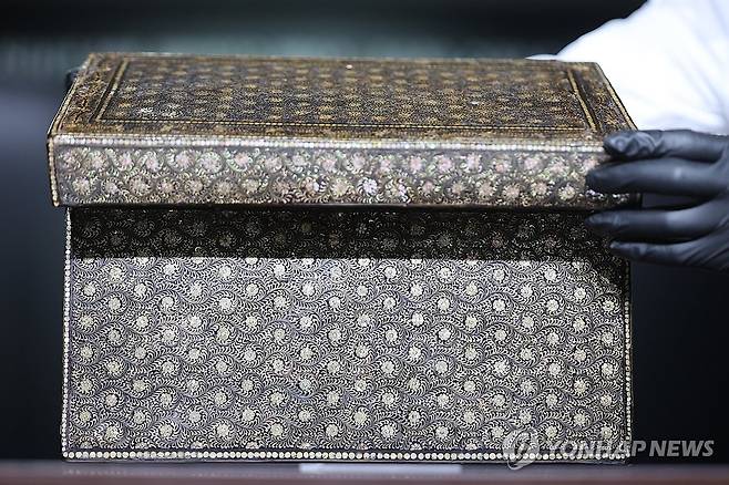 지난해 환수한 나전국화넝쿨무늬상자 [연합뉴스 자료사진]