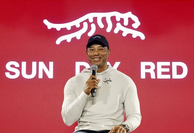 타이거 우즈가 13일 열린 새 의류 브랜드 ‘선 데이 레드’ 론칭 발표회에서 답변하고 있다.(사진=AFPBBNews)