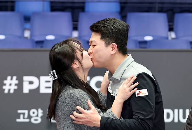 SK렌터카 조건휘가 우승 후 아내와 입맞춤 세리머니를 선보인다
