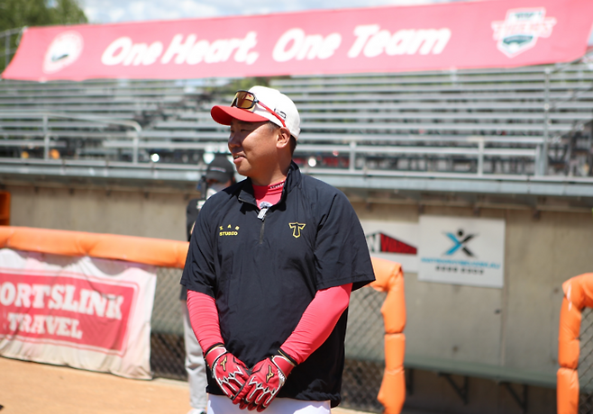 이범호 신임감독이 선수단과 상견례에 앞서 웃고 있다. 사진 | KIA 타이거즈.