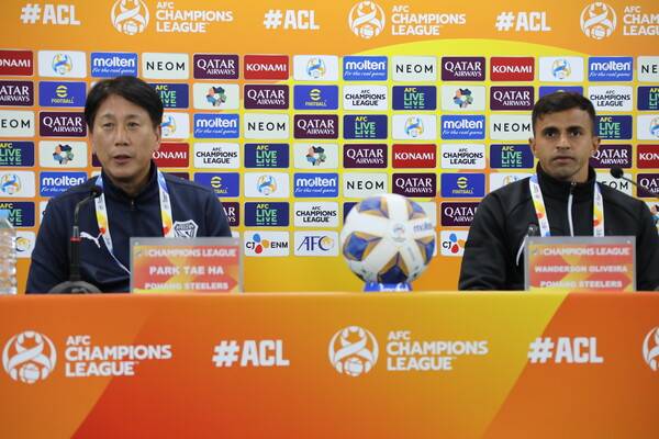 포항 스틸러스의 박태하 감독과 주장 완델손. 오는 13일 전주월드컵경기장에서 전북현대와 2023/24시즌 아시아축구연맹(AFC) 챔피언스리그(ACL) 16강 1차전을 앞두고 기자회견에 참석했다. 사진┃전북현대