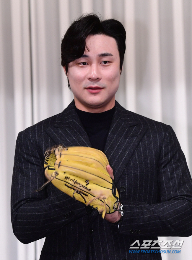 MLB 샌디에이고 파드리스 김하성이 20일 삼성동 리베라호텔에서 열린 기자회견에서 포즈를 취하고 있다.  김하성은 골든글러브 2개 부문(2루수, 유틸리티) 최종 후보에 올랐고,  유틸리티 부문 골든글러브를 수상했다.  삼성동=최문영 기자 deer@sportschosun.com/2023.11.20/