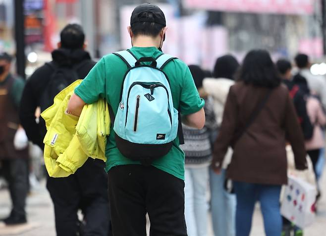 지난 4일 오후 서울 명동거리를 찾은 한 시민이 반팔 차림으로 걸어가고 있다. 2024.2.4 /연합뉴스